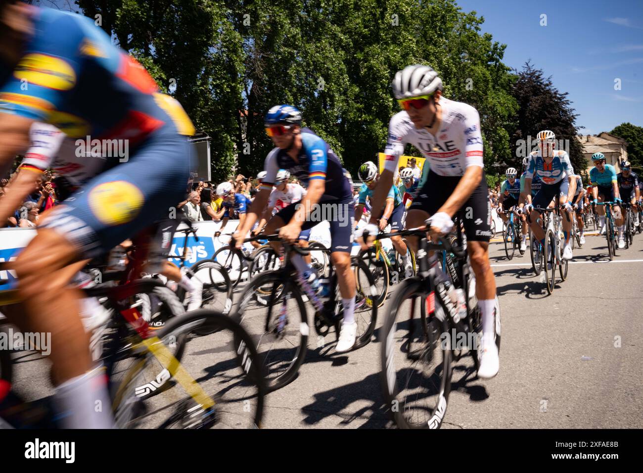 Pinerolo, Italia. 2 luglio 2024. Partenza in peloton per la quarta tappa della corsa ciclistica del Tour de France su 139, 6 chilometri (86,9 miglia) con partenza a Pinerolo e arrivo a Valloire, Italia, martedì 02 luglio 2024. Sport - ciclismo . (Foto di Marco Alpozzi/Lapresse) credito: LaPresse/Alamy Live News Foto Stock