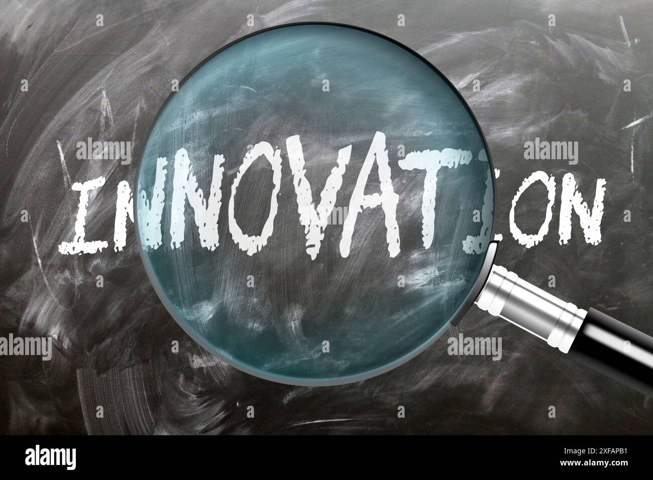 Innovazione: Imparate, studiate e ispezionate. Un'occhiata più da vicino all'innovazione. Una lente d'ingrandimento che allarga la parola "innovazione" scritta su una lavagna Foto Stock