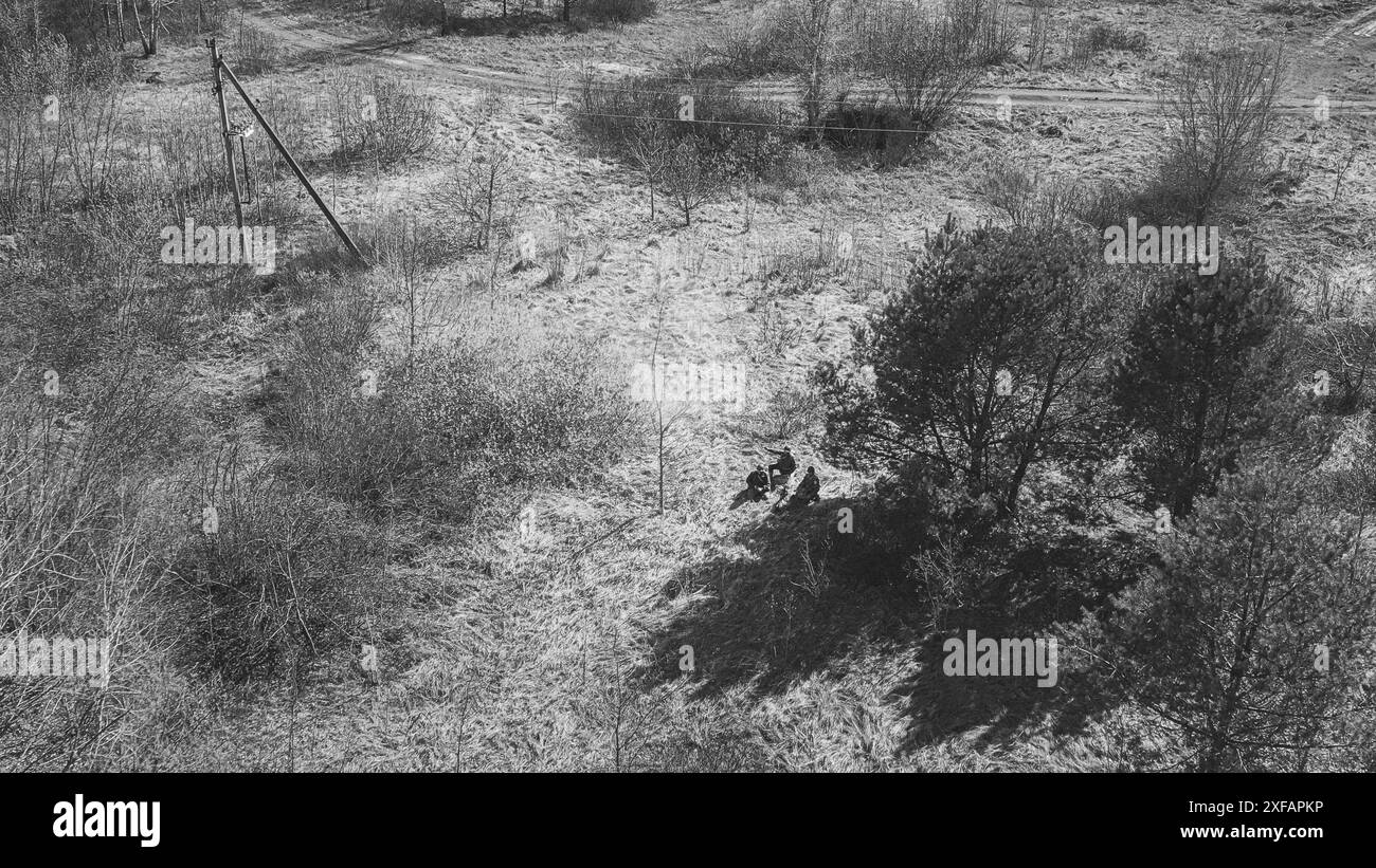 Uomini vestiti come soldati americani della fanteria americana della seconda guerra mondiale mortaio aperto fuoco in primavera Autumn Day. Soldati colpi di mortaio durante Foto Stock