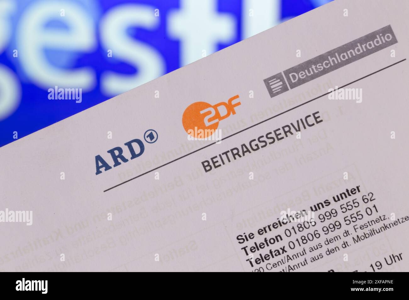 Immagine simbolo del canone di trasmissione, servizio contributivo (Germania): Primo piano di una carta intestata con logo ARD e ZDF Foto Stock