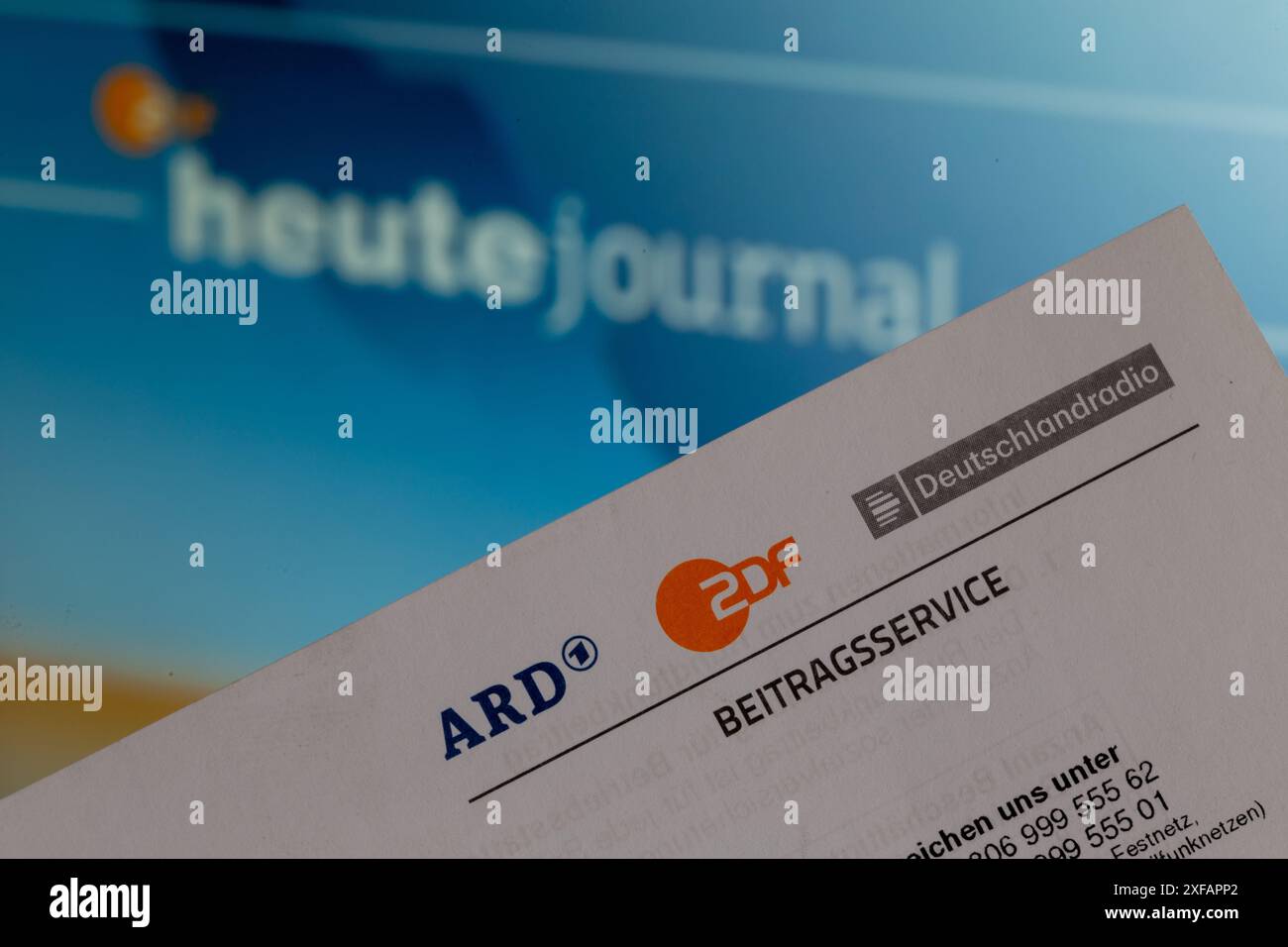 Immagine simbolo del canone di trasmissione, servizio contributivo (Germania): Primo piano di una carta intestata con logo ARD e ZDF Foto Stock