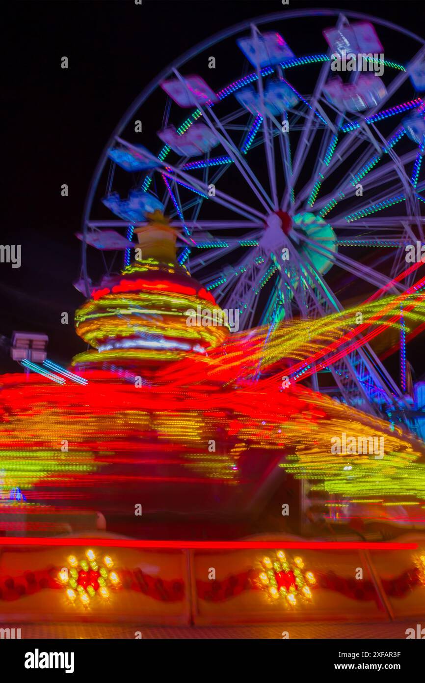 Lunga esposizione a una ruota panoramica a Ta, Qali, Malta di notte Foto Stock