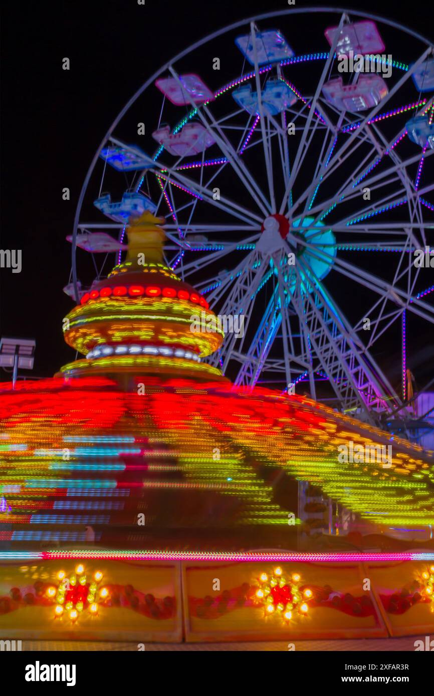 Lunga esposizione a una ruota panoramica a Ta, Qali, Malta di notte Foto Stock