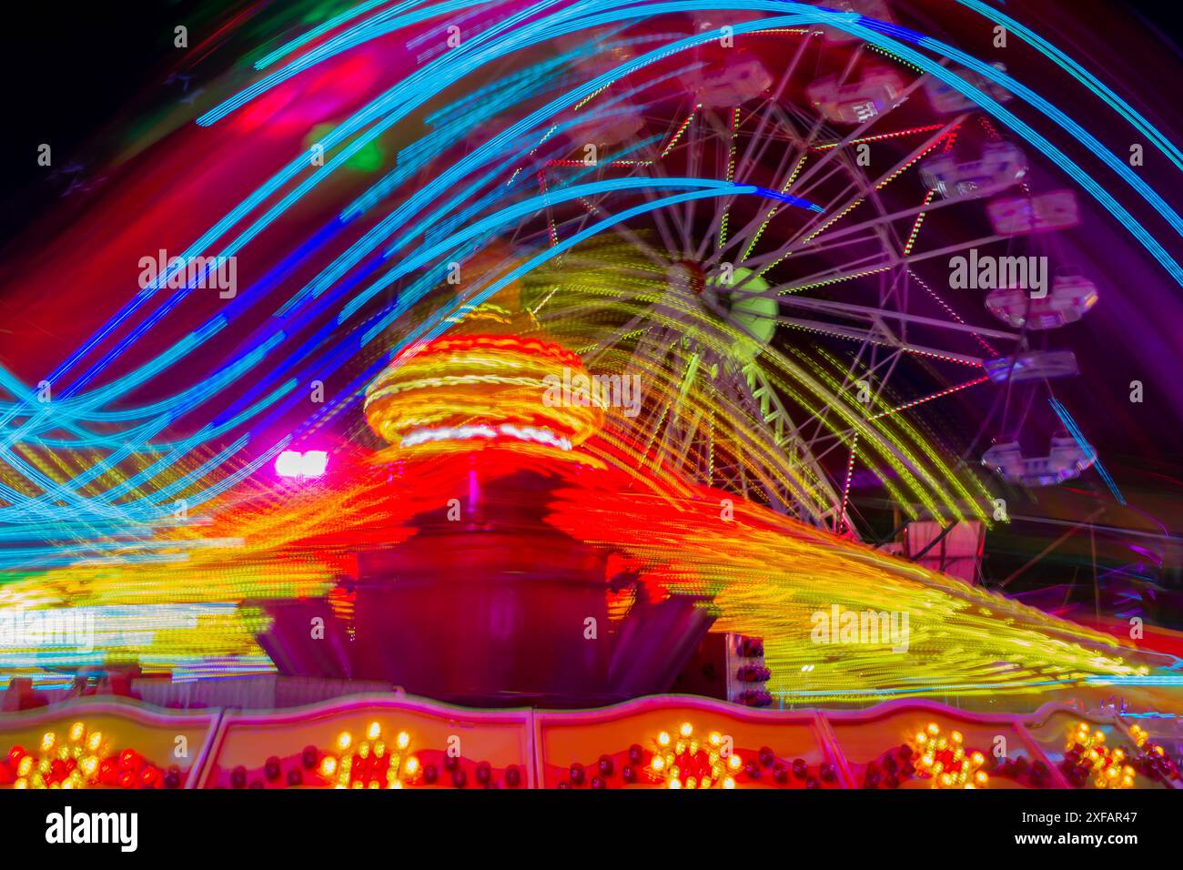 Lunga esposizione a una ruota panoramica a Ta, Qali, Malta di notte Foto Stock