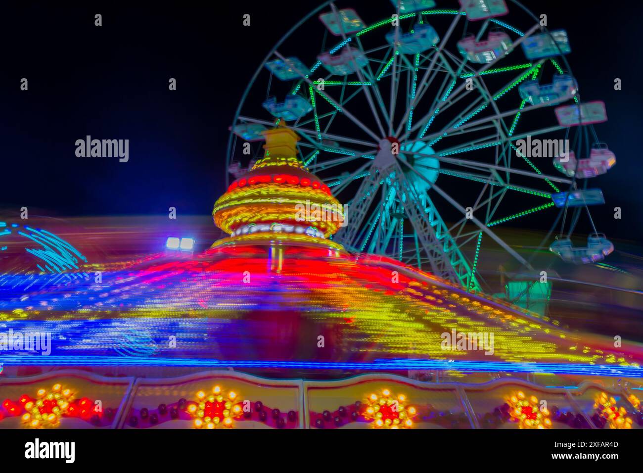Lunga esposizione a una ruota panoramica a Ta, Qali, Malta di notte Foto Stock