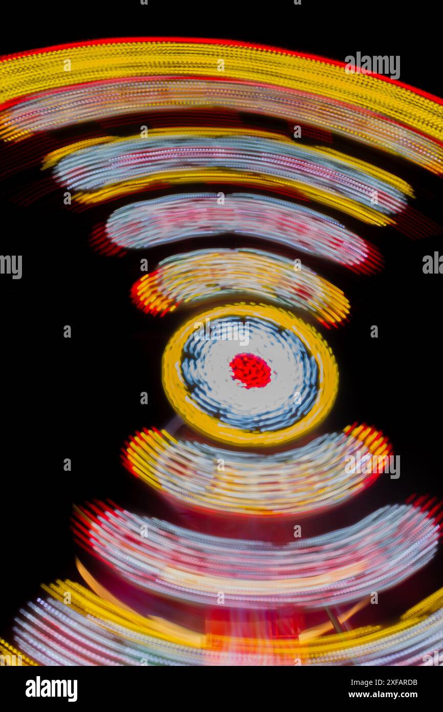 Lunga esposizione a una ruota panoramica a Ta, Qali, Malta di notte Foto Stock