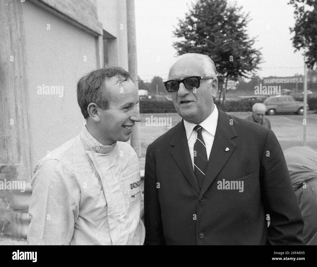 Enzo Ferrari con John Surtees 1964 Foto Stock