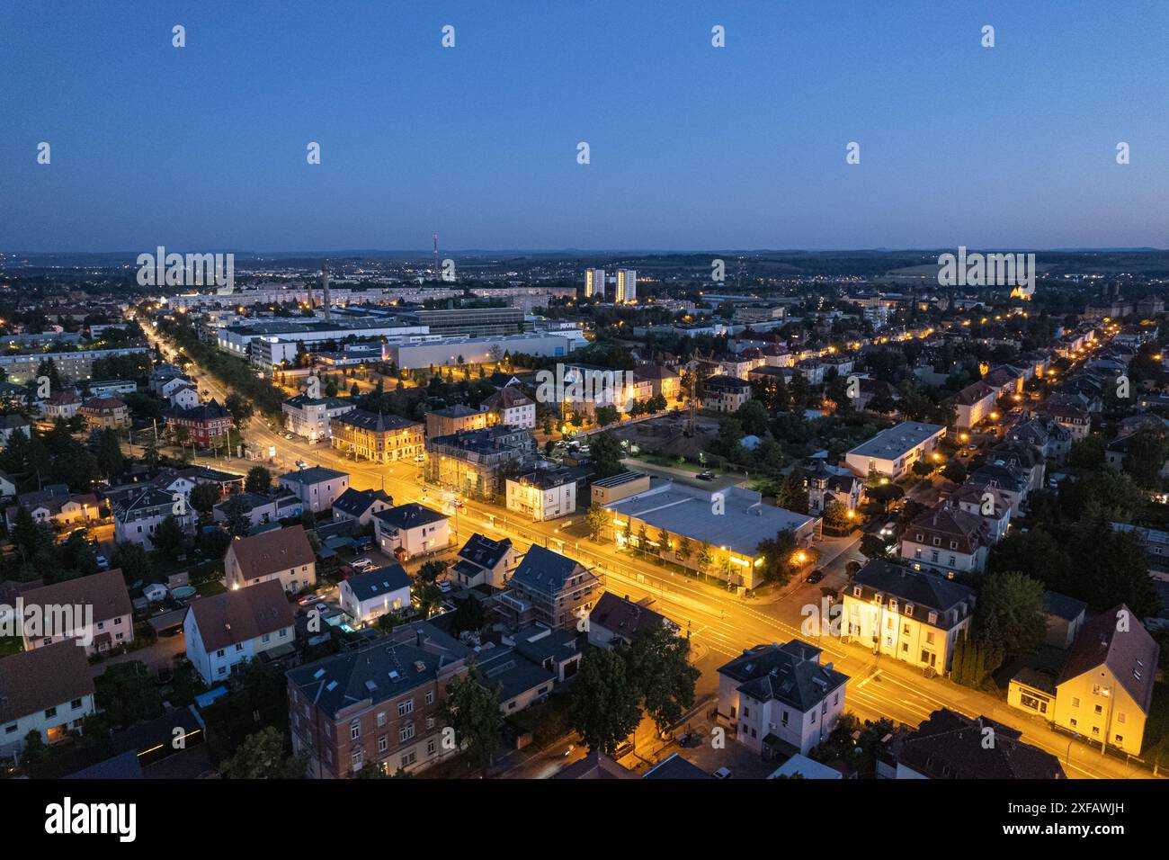 Un'affascinante vista di una città dall'aria al tramonto. Emozioni come misticismo, pace, desiderio, addio, tristezza, la speranza e la gioia di vivere sono evocate. Foto Stock