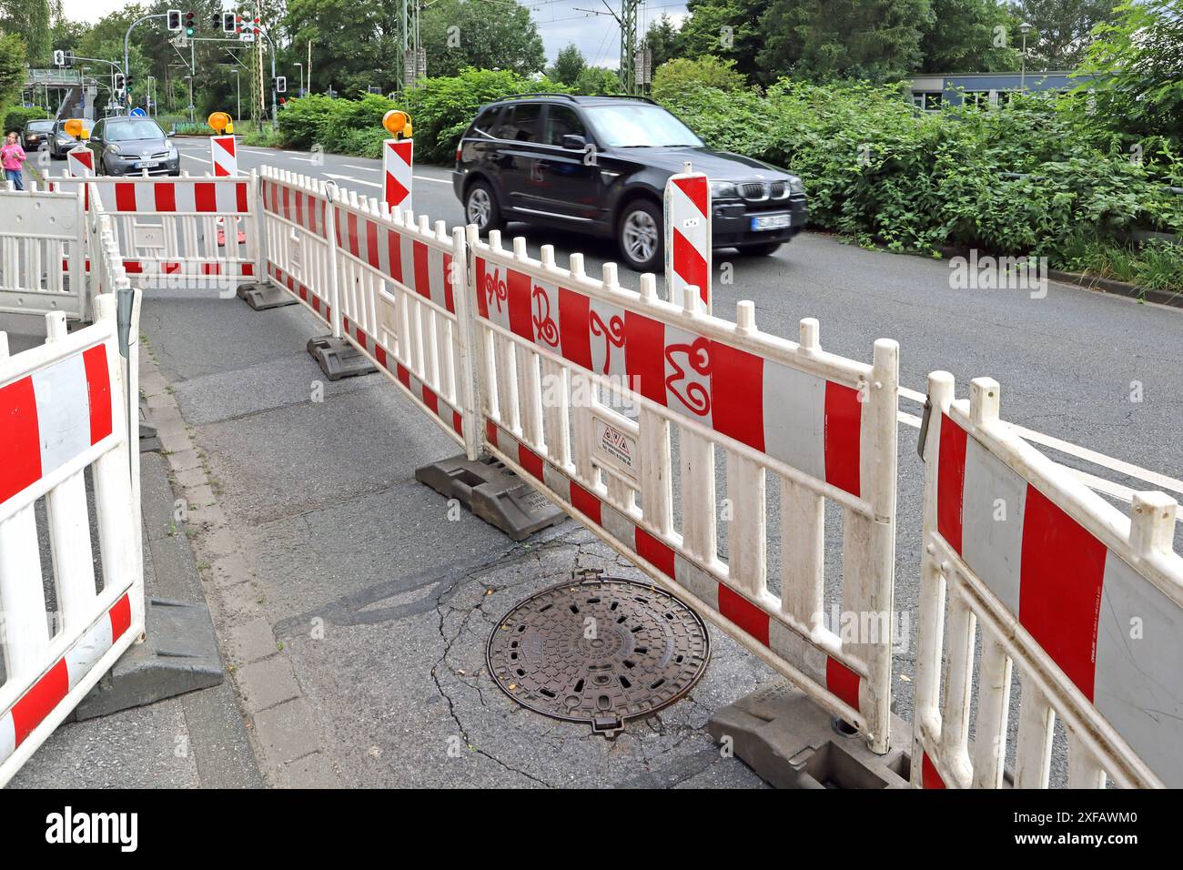 Fußwege neben Baustellen Ein Fußweg neben einer Baustelle führt zu einer zeitweiligen Verengung einer Straße *** sentieri accanto ai cantieri Un sentiero accanto a un cantiere porta ad un restringimento temporaneo di una strada Foto Stock