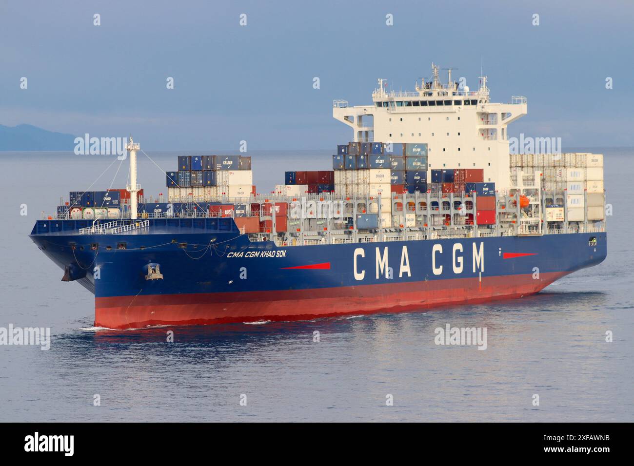 La nave portaerei CMA CGM Khao Sok si dirige verso il porto italiano di Genova, con un carico leggero di container a bordo, aprile 2024. Foto Stock
