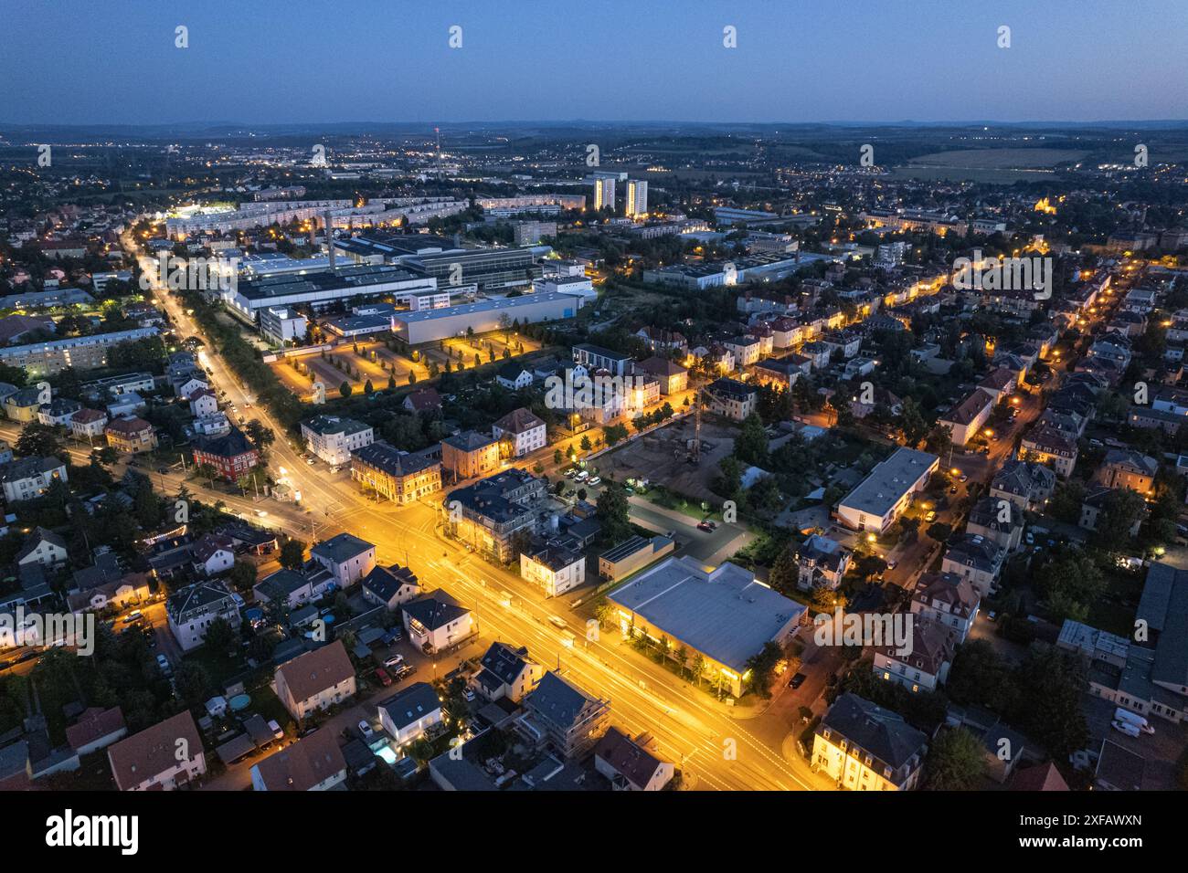 Un'affascinante vista di una città dall'aria al tramonto. Emozioni come misticismo, pace, desiderio, addio, tristezza, la speranza e la gioia di vivere sono evocate. Foto Stock