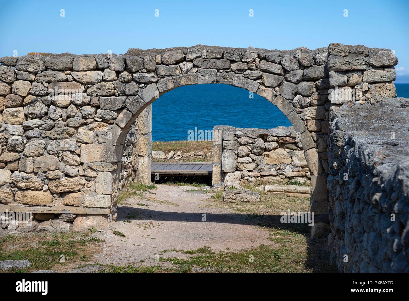 Un arco sulle rovine di un'antica città. Tauric Chersonesos, Sebastopoli, Crimea Foto Stock
