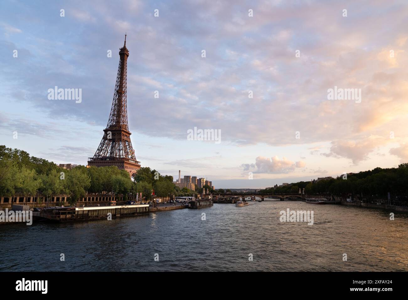 Tramonto alle Olimpiadi di Parigi, Torre Eiffel Foto Stock