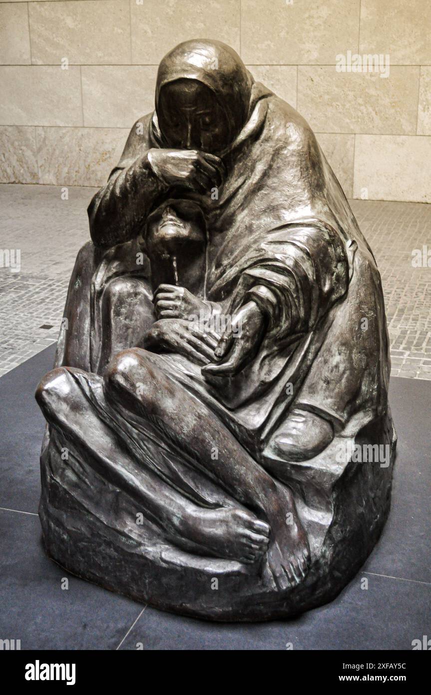 Berlino, Germania. Madre con suo figlio morto, una scultura della Pietà dell'artista Kathe Kollwitz nel Memoriale tedesco alle vittime della guerra e della tirannia Foto Stock