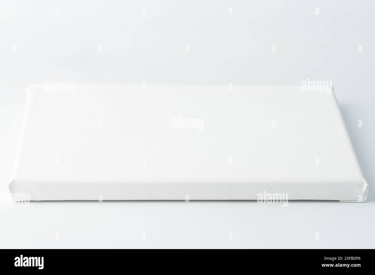 Piedistallo bianco realistico su sfondo bianco da studio Foto Stock