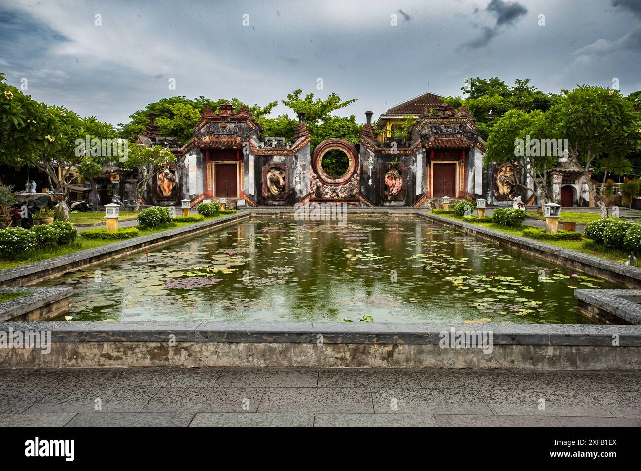 Tempio TAM Quan Ba Mu a Hoi An. Patrimonio mondiale dell'UNESCO in Vietnam. Il cancello del tempio Ba Mu a Hoi An, in Vietnam, durante il giorno delle piogge. Foto di viaggio, nessuno, Foto Stock