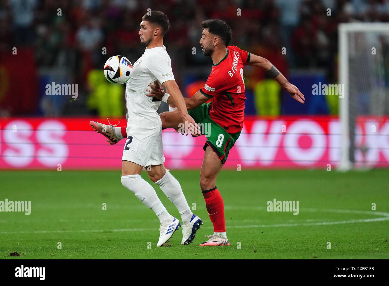 Bruno Fernandes del Portogallo durante la partita di UEFA Euro 2024 tra Portogallo e Slovenia, sedicesimo turno, giocata all'Arena di Francoforte il 1° luglio 2024 a Francoforte, Germania. (Foto di Bagu Blanco/PRESSINPHOTO) credito: PRESSINPHOTO SPORTS AGENCY/Alamy Live News Foto Stock