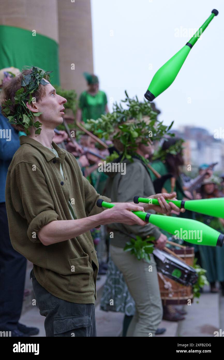 Un artista di strada si destreggia durante le tradizionali celebrazioni di Mayday a Oxford, Inghilterra Foto Stock