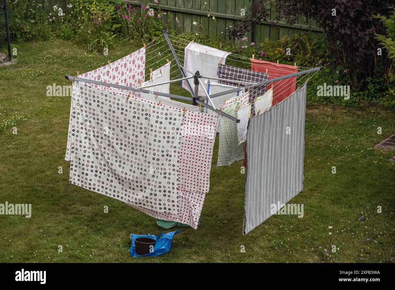 Rack di asciugatura con asciugatura in giardino per risparmiare energia non utilizzando un'asciugatrice elettrica. Foto Stock