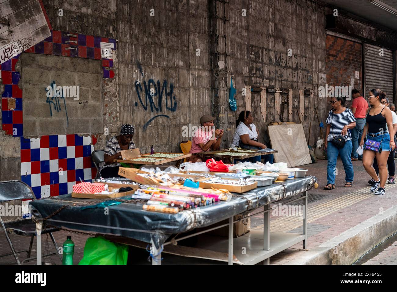 Avenida Central, una vivace strada piena di negozi di abbigliamento a prezzi scontati, caffetterie, ristoranti e carrelli alimentari, Panama City, Panama, America centrale Foto Stock