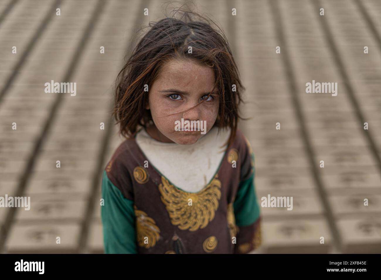 Nasrin di 7 anni lavora in un forno di mattoni. In Afghanistan, la maggior parte dei bambini è costretta a lavorare a causa di problemi economici Foto Stock