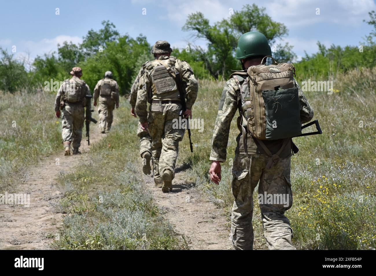 I militari ucraini della 141a brigata di fanteria separata sono visti durante le pratiche militari. Ucraina e Russia stanno affrontando una "estate mortale” durante la quale entrambe le parti subiranno pesanti perdite e potrebbero non essere in grado di raggiungere una svolta decisiva. Per l’Ucraina, il compito ora sarà quello di mantenere le sue posizioni in prima linea con nuove armi occidentali. A sua volta, la Russia continuerà a usare le sue solite tattiche: Assalti di carne per piccoli successi. Foto Stock