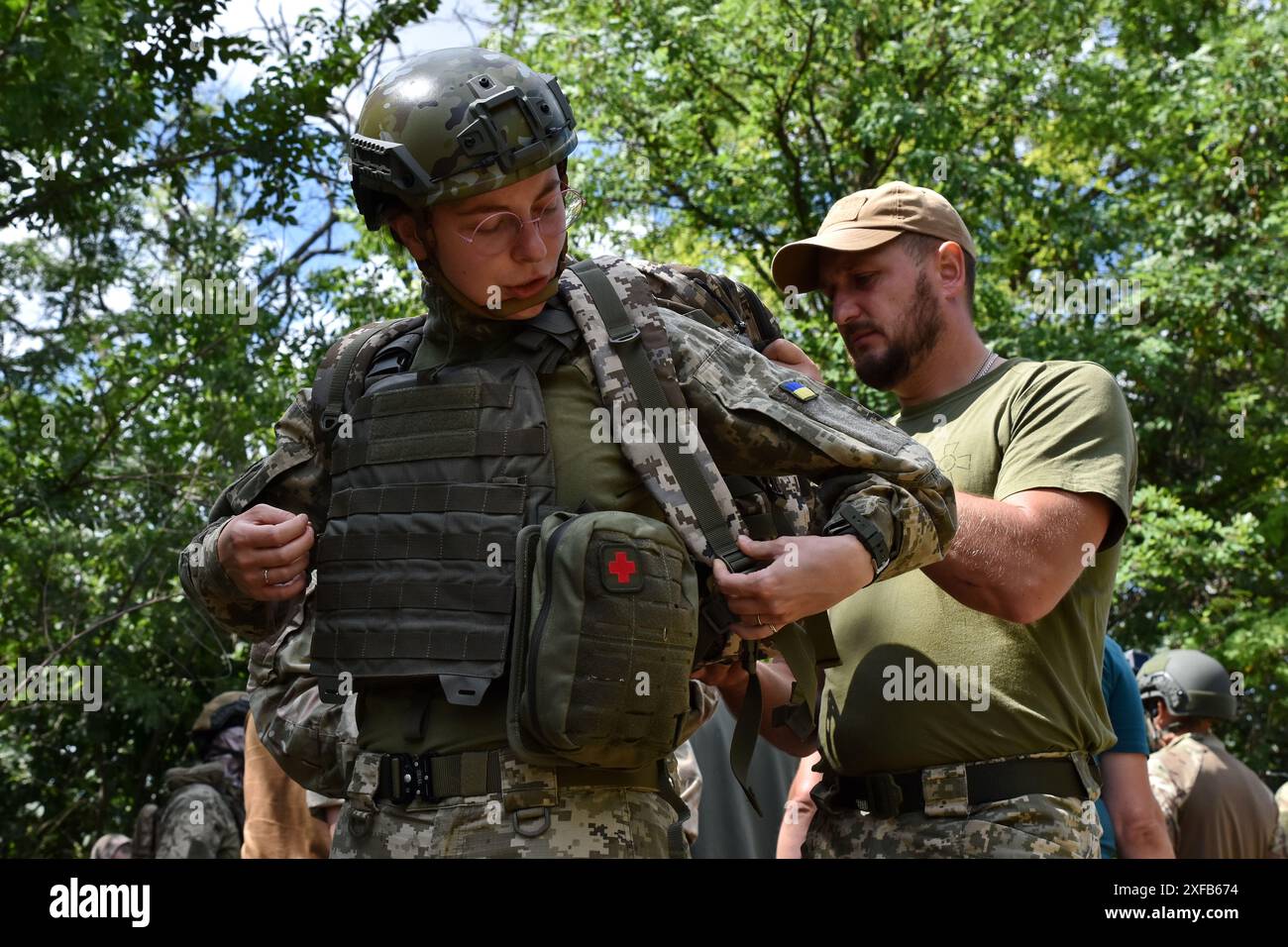 Una militare Ucraina mediana militare Anastasia, 29 anni (a sinistra), della 141a brigata di fanteria separata viene vista durante la pratica militare. Ucraina e Russia stanno affrontando una "estate mortale” durante la quale entrambe le parti subiranno pesanti perdite e potrebbero non essere in grado di raggiungere una svolta decisiva. Per l’Ucraina, il compito ora sarà quello di mantenere le sue posizioni in prima linea con nuove armi occidentali. A sua volta, la Russia continuerà a usare le sue solite tattiche: Assalti di carne per piccoli successi. (Foto di Andriy Andriyenko/SOPA Images/Sipa USA) Foto Stock