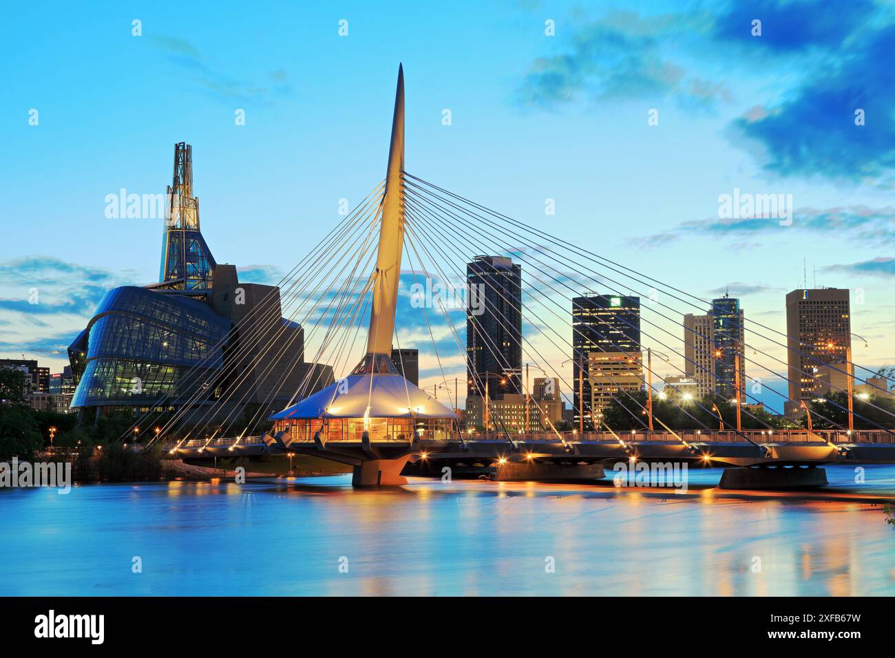 Geografia / viaggi, Canada, Manitoba, Winnipeg, vista allo skyline con il Canadian Museum for Human Rights, ULTERIORI DIRITTI-INFORMAZIONI-NON-DISPONIBILI Foto Stock