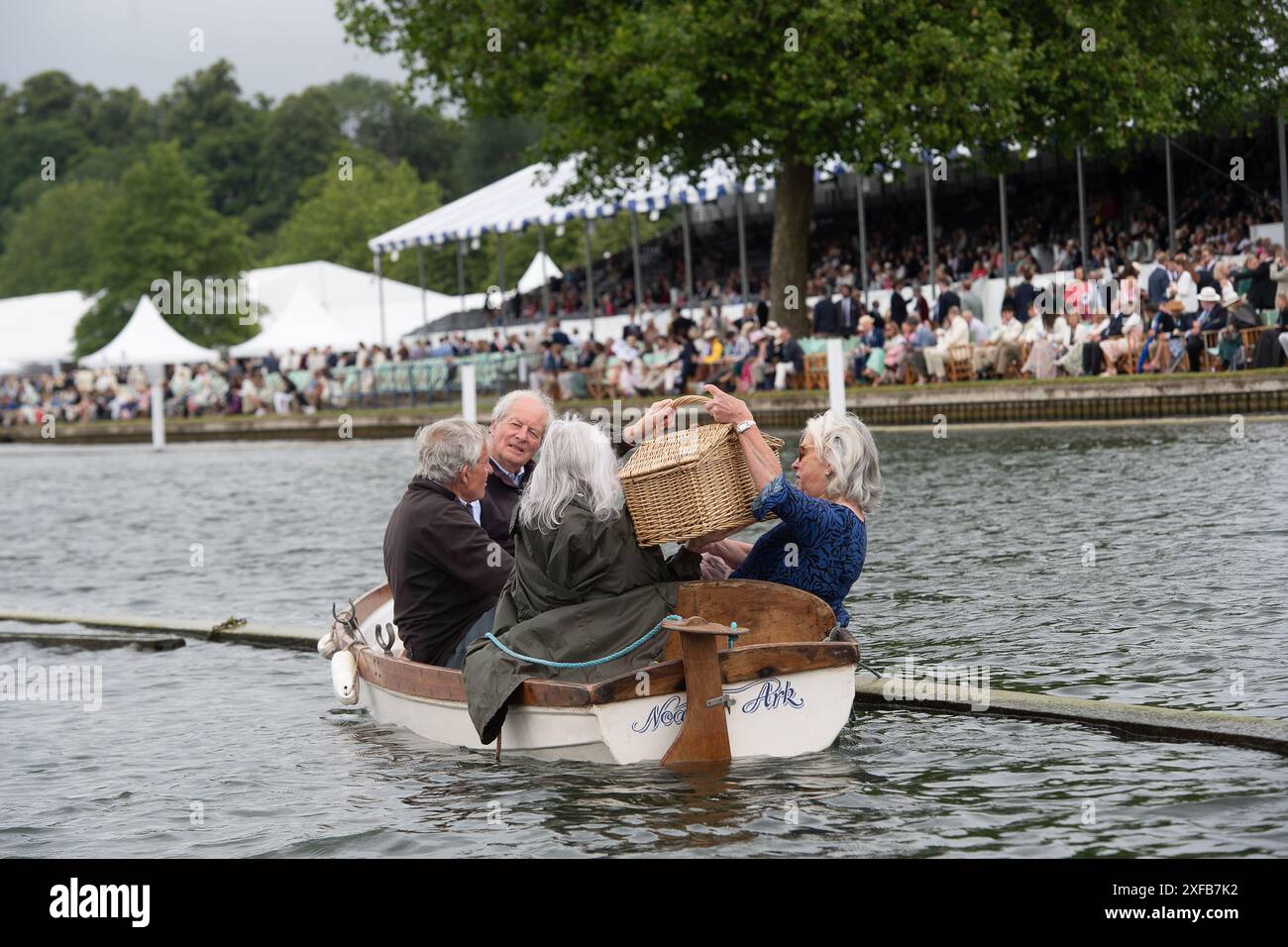 Henley-on-Thames, Regno Unito. 2 luglio 2024. Gli amanti del picnic potranno fare un picnic in barca sul Tamigi durante la Henley Royal Regatta il primo giorno dell'evento di sei giorni. I rematori di tutto il mondo gareggiano per i prossimi sei giorni nel famoso evento che si terrà sul Tamigi a Henley-on-Thames nell'Oxfordshire. Crediti: Maureen McLean/Alamy Live News Foto Stock