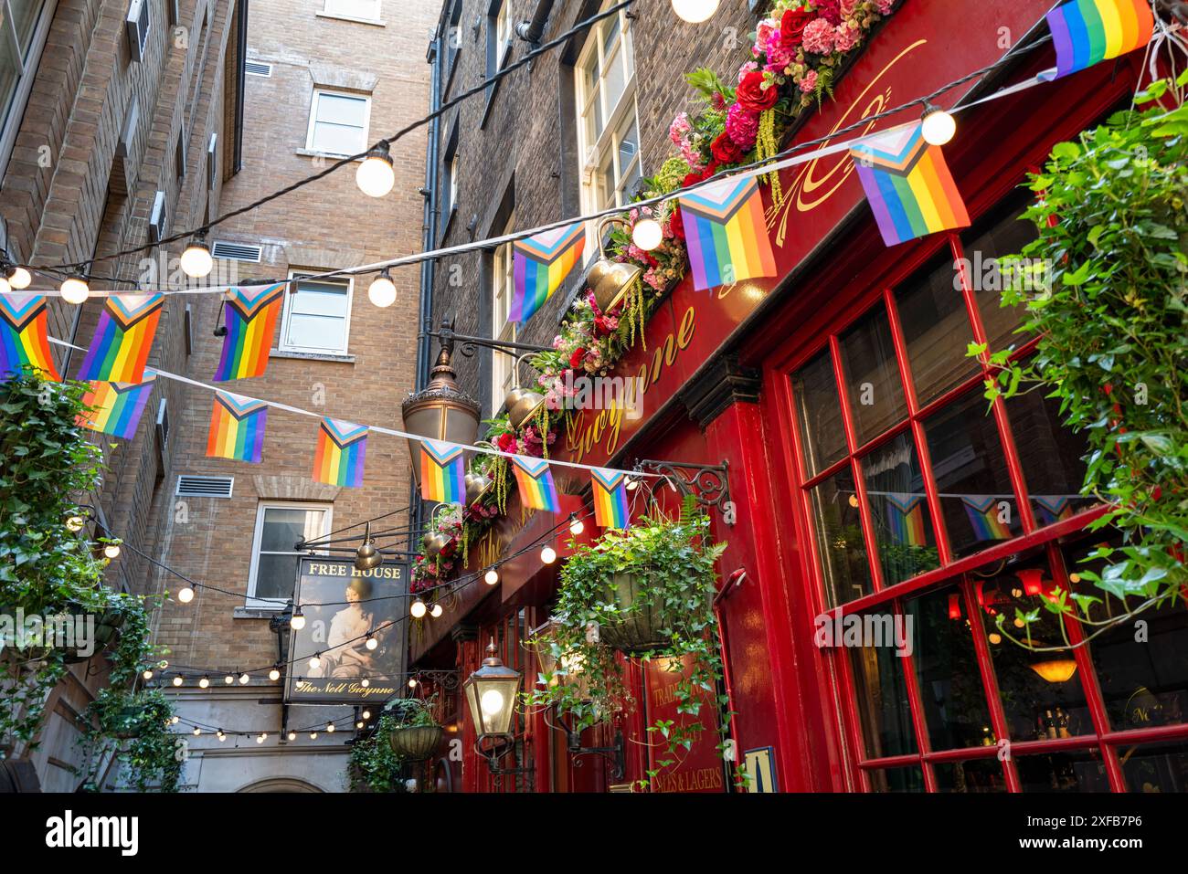 Londra, Regno Unito - 9 maggio 2024: La Nell Gwynne Tavern a Bull Inn Court. Un pub si trova qui dal 1667. Il vicolo e' illuminato dalla luce del sole e decorato Foto Stock