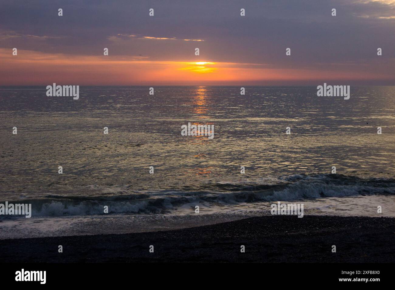 Tramonto sul Mare d'Irlanda visto dalla spiaggia di Aberystwyth in Galles. Foto Stock