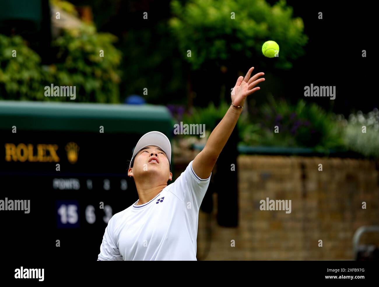 Londra, Gran Bretagna. 2 luglio 2024. Il Bai Zhuoxuan serve durante il primo turno femminile tra il Bai Zhuoxuan della Cina e Harriet Dart della Gran Bretagna al Wimbledon Tennis Championship di Londra, Regno Unito, il 2 luglio 2024. Crediti: Li Ying/Xinhua/Alamy Live News Foto Stock