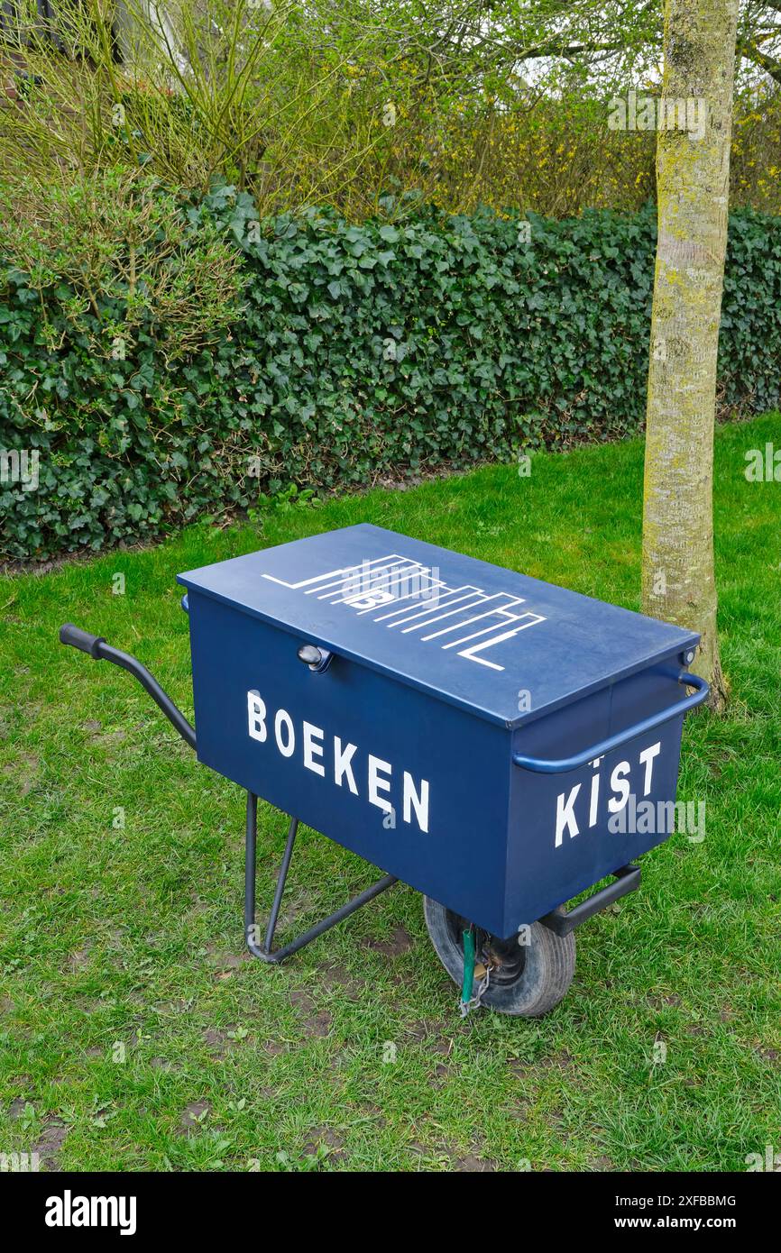 Mini biblioteca olandese gratuita del quartiere pubblico dove potete prendere in prestito e consegnare libri con testo boeken kist. Questo si traduce in scatola libro in inglese. Foto Stock