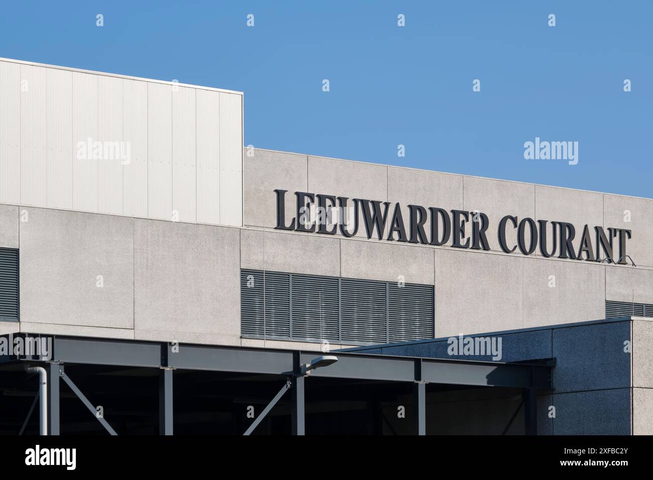Il logo Leeuwarder Courant sull'edificio. Il LC è il più grande quotidiano regionale della Frisia nei Paesi Bassi Foto Stock