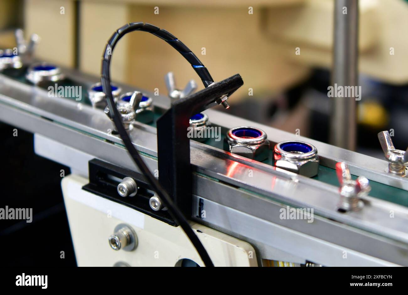 Sistema automatico di visione per dadi di ispezione in linea di prodotti industriali Foto Stock
