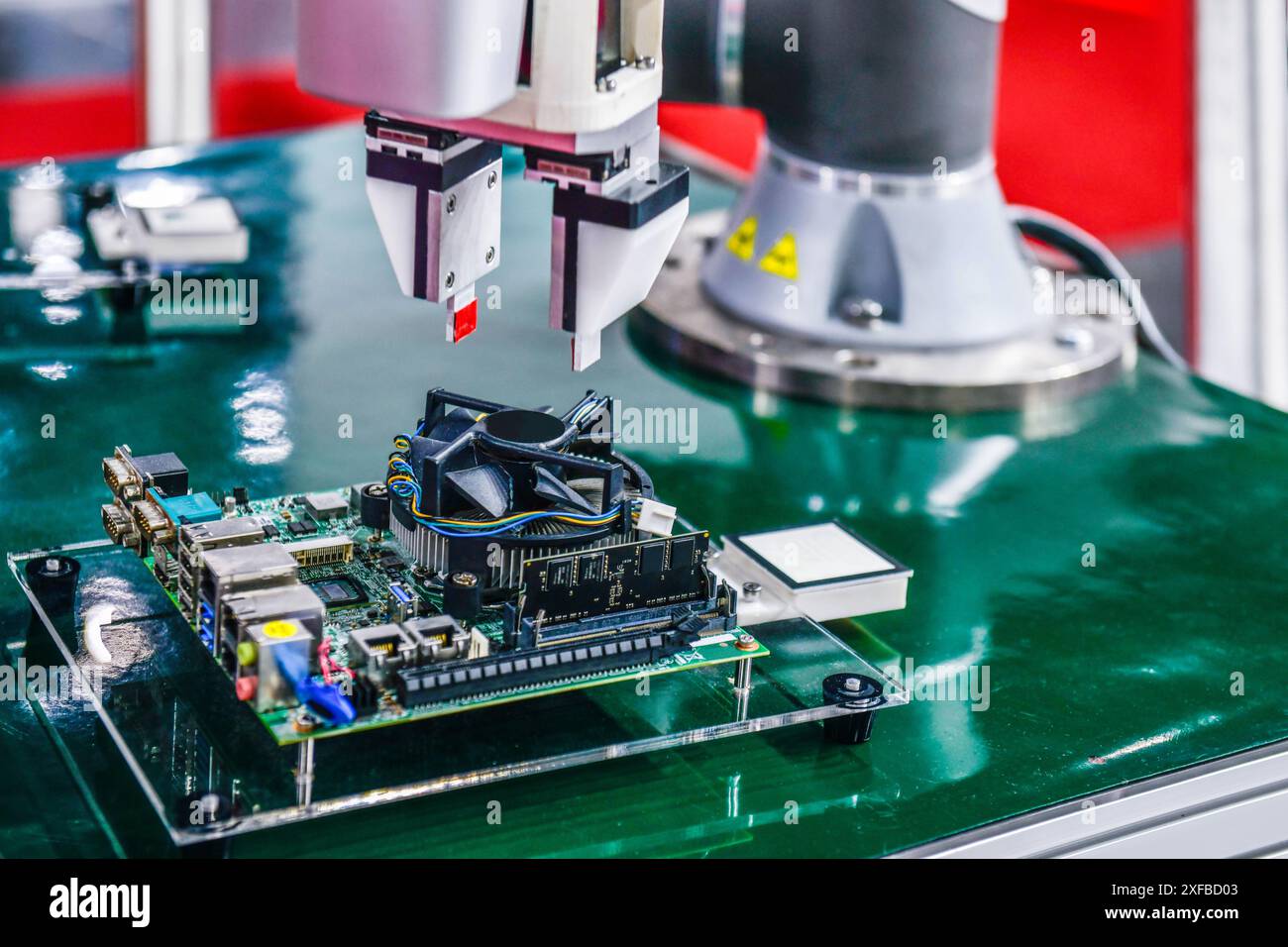 Processo tecnologico di assemblaggio interno di componenti chip su schede PCB nel settore Foto Stock