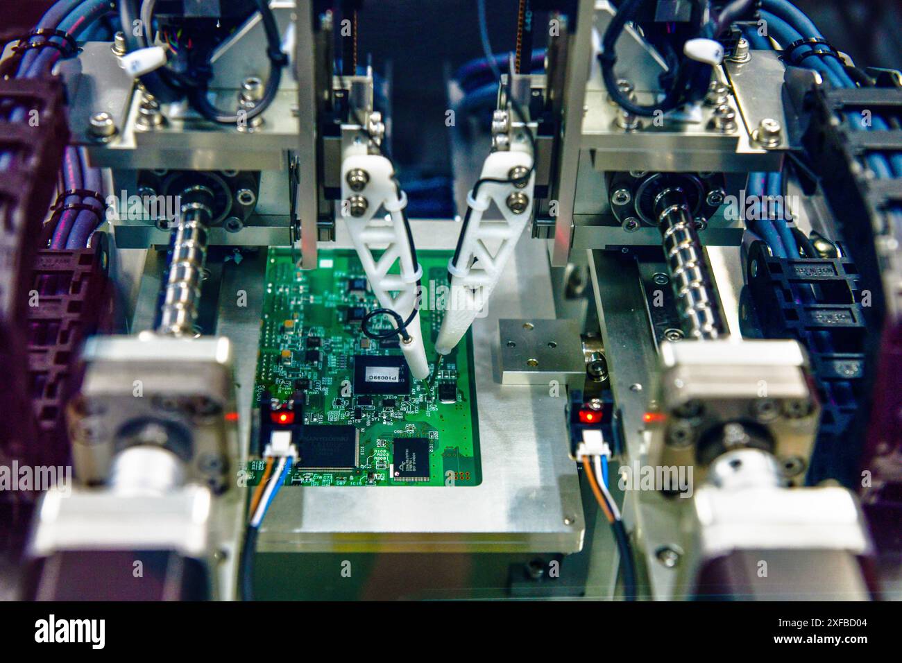 Processo tecnologico di assemblaggio di componenti chip su scheda pcb. Macchina automatizzata all'interno di Industrial Foto Stock