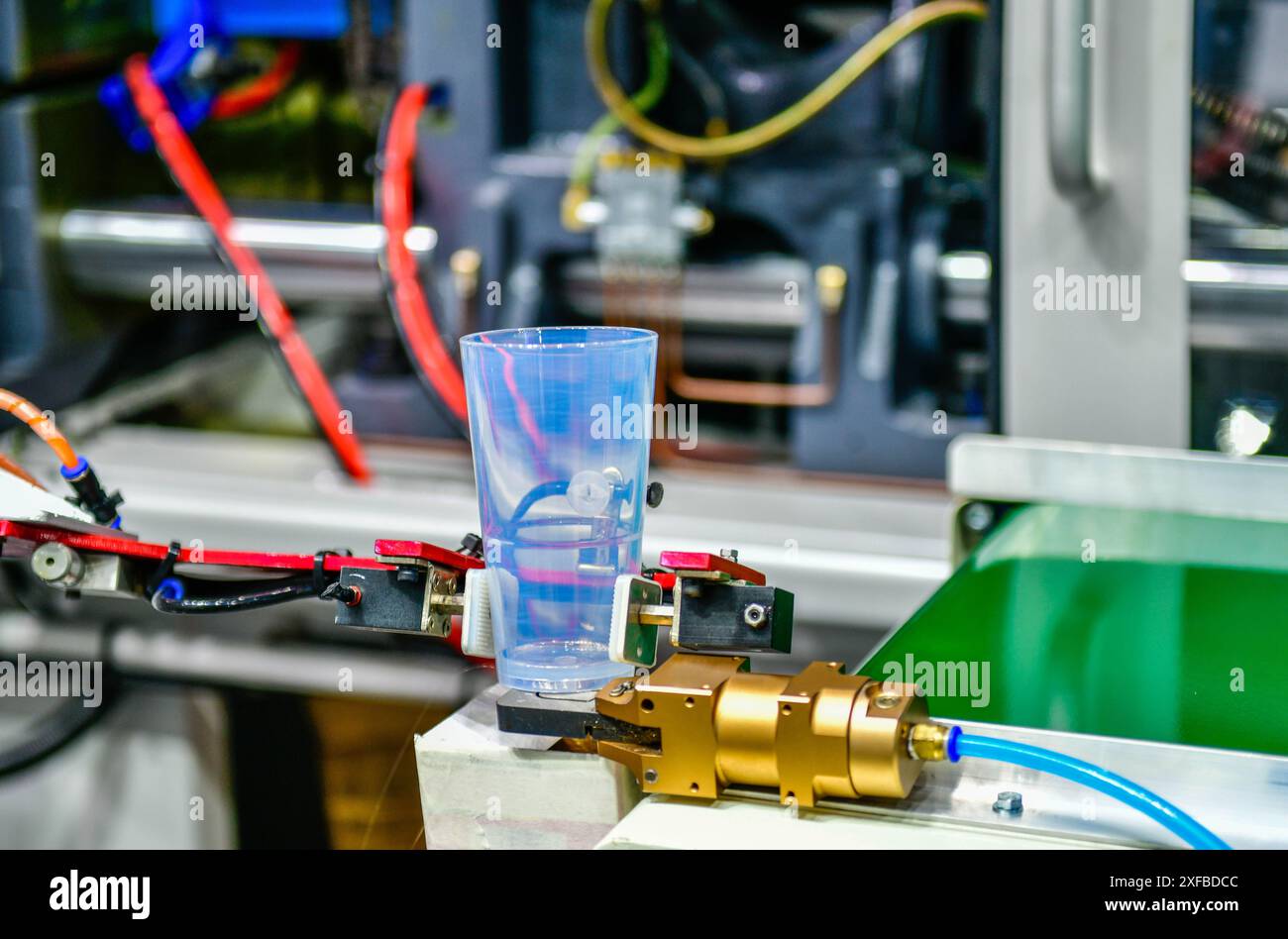 Il funzionamento della macchina automatica per la linea di produzione del vetro in plastica Foto Stock