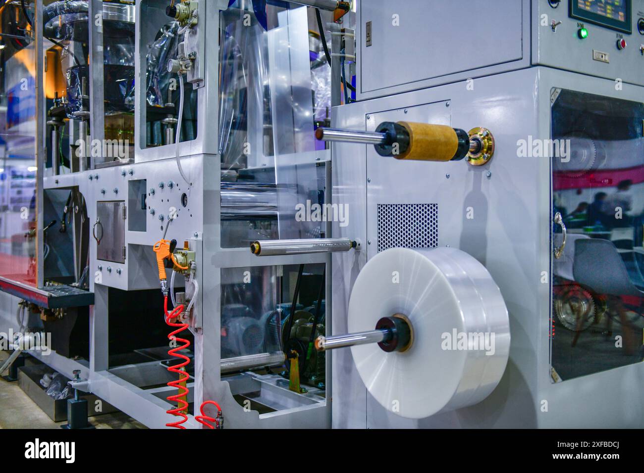 Il funzionamento della macchina automatica per la produzione di sacchetti di plastica per l'imballaggio Foto Stock