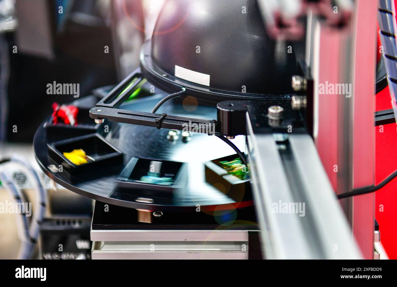 Ispezione misurare il pezzo in lavorazione per controllare le dimensioni della parte. misurazione dei pezzi da smistare nel processo di classificazione, tecno industriale Foto Stock