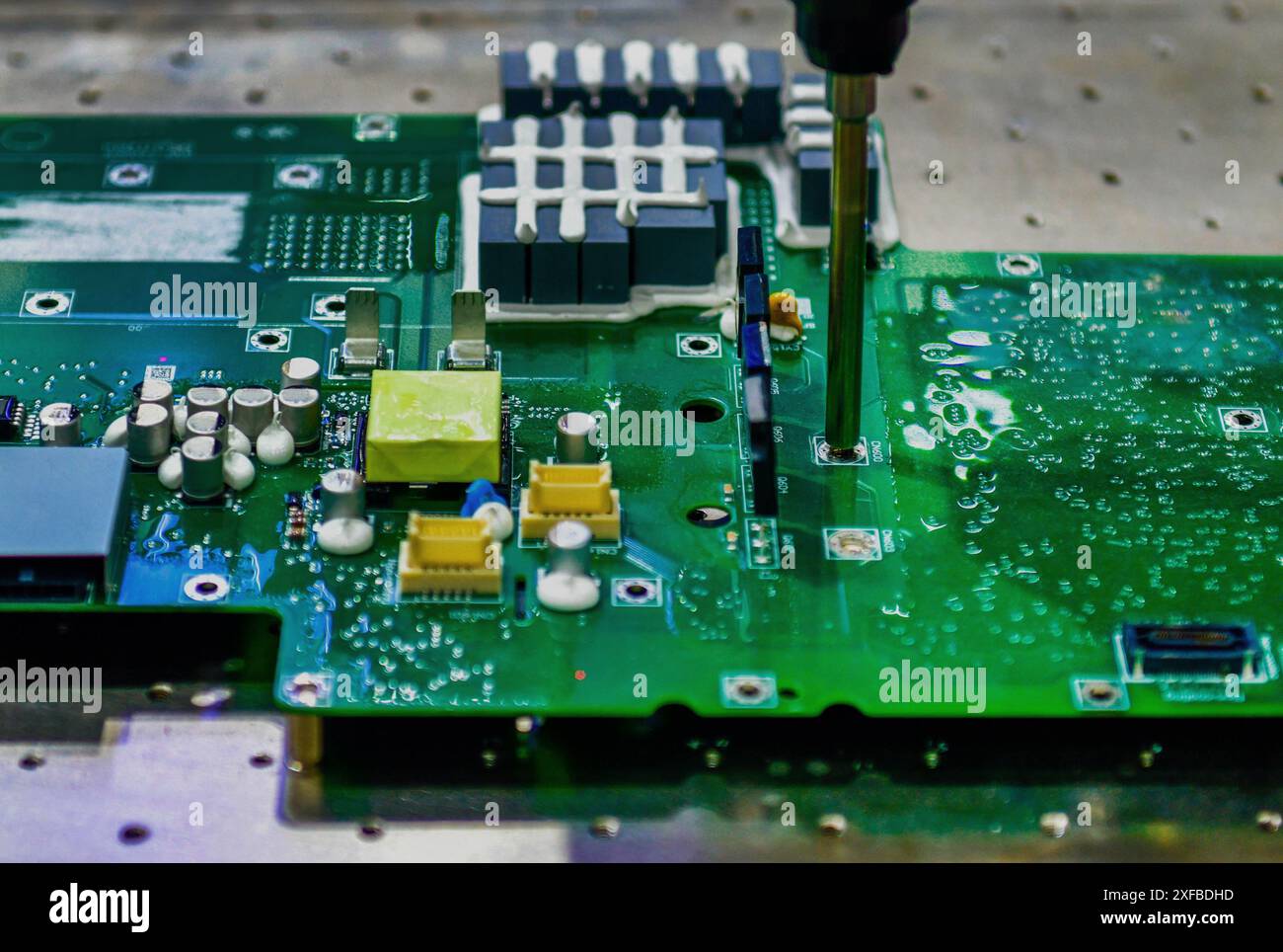 Tecnologia di avvitamento automatico sul circuito stampato elettronico nella linea di produzione di fabbrica Foto Stock