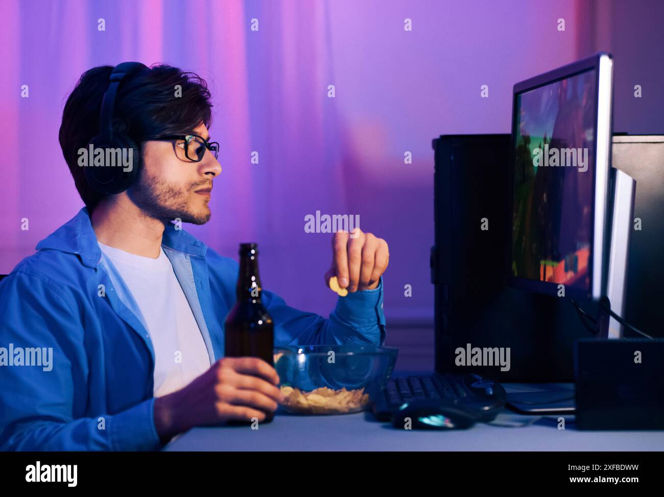 I giocatori possono gustare spuntini e bevande mentre giocano Foto Stock