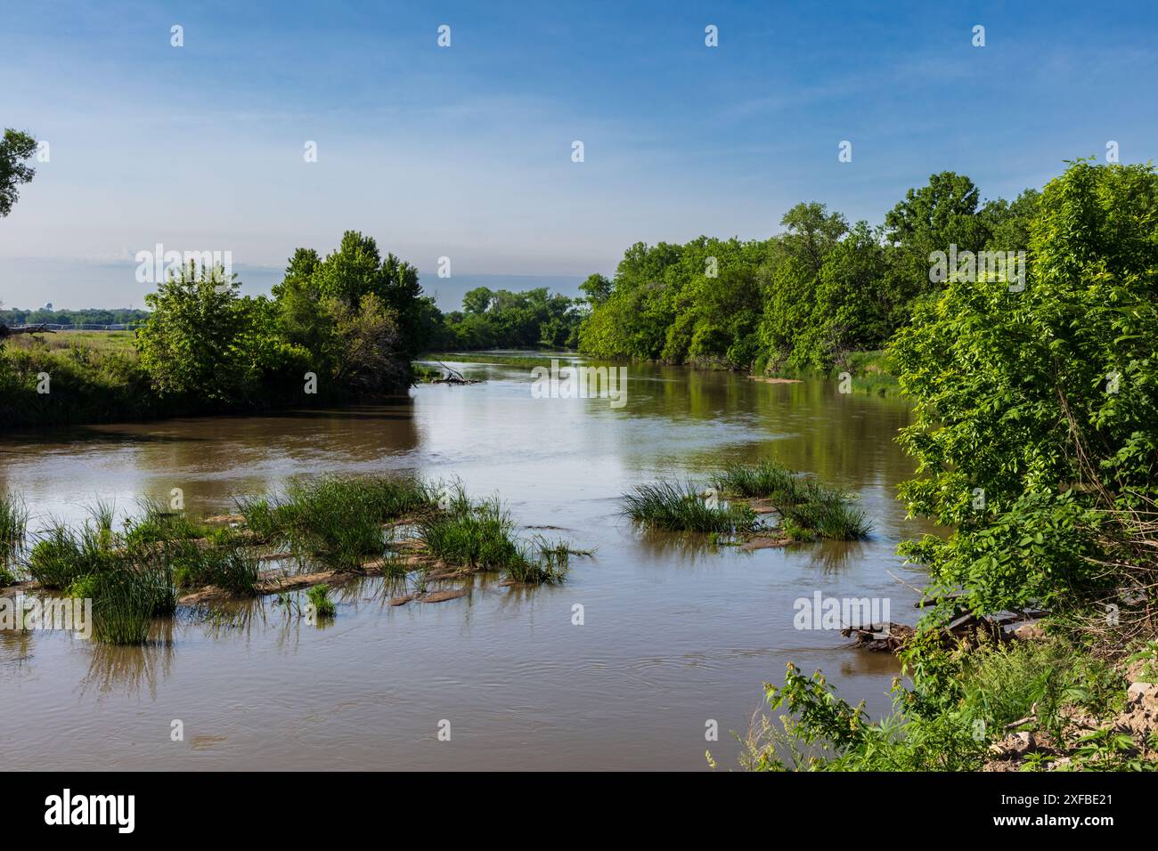 Republican River nella contea di Cloud, Kansas, a nord della città di Concordia. Cielo blu e nuvole in lontananza. Foto Stock