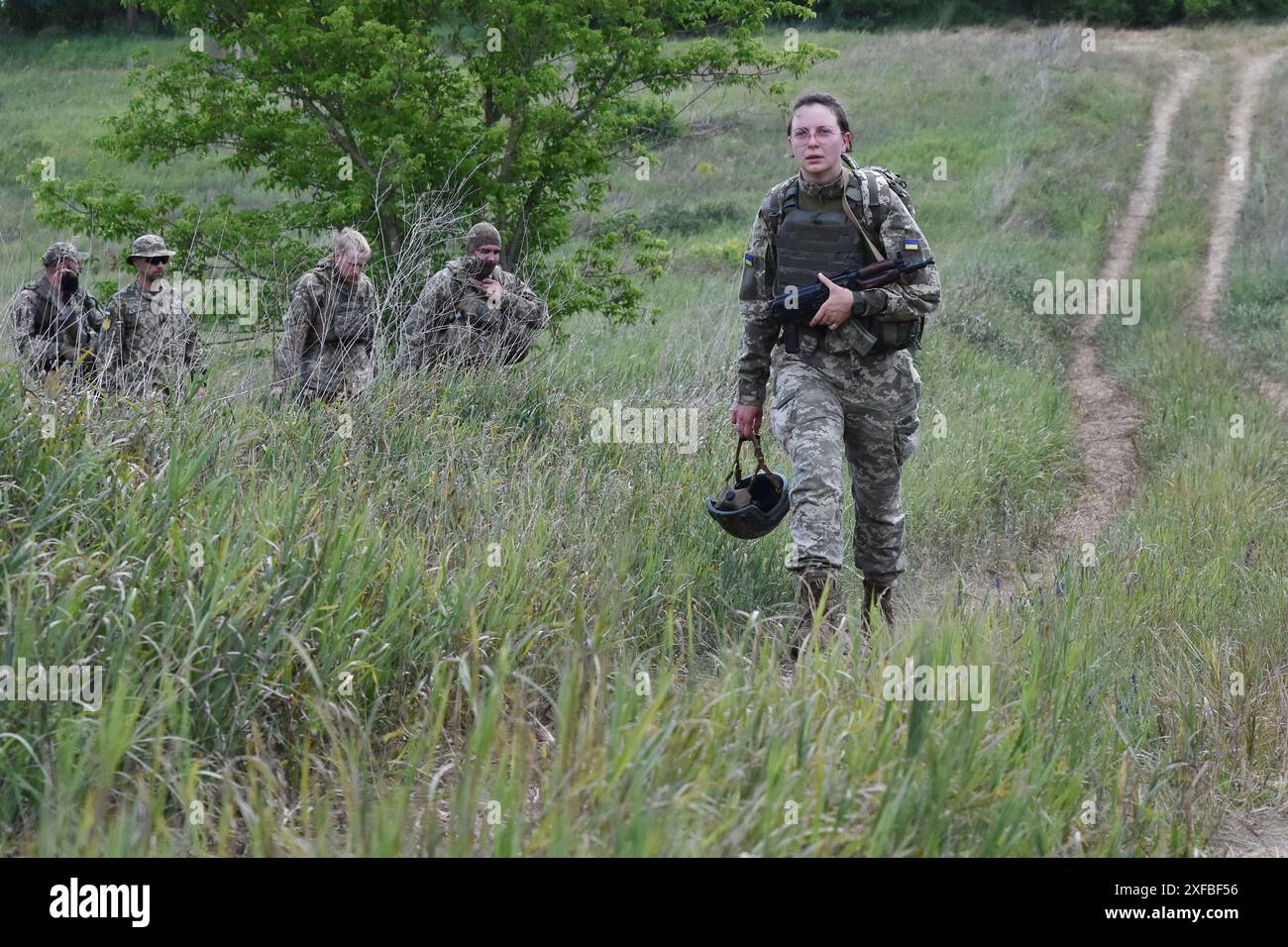 29 giugno 2024, Zaporizhzhia, Ucraina: Una militare Ucraina mediana militare Anastasia, 29 anni (a destra), della 141a brigata di fanteria separata vista durante la pratica militare. L'Ucraina e la Russia stanno affrontando un'estate mortale, durante la quale entrambe le parti subiranno pesanti perdite e potrebbero non essere in grado di raggiungere una svolta decisiva. Per l’Ucraina, il compito ora sarà quello di mantenere le sue posizioni in prima linea con nuove armi occidentali. A sua volta, la Russia continuerà a usare le sue solite tattiche: Assalti di carne per piccoli successi. (Immagine di credito: © Andriy Andriyenko/SOPA Images via ZUMA Press Wire) EDITORIALE U Foto Stock