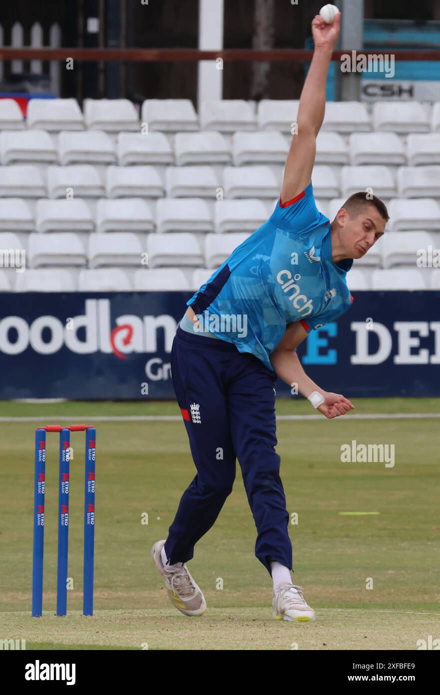 Harry Moore (Derbyshire) dell'Inghilterra Under 19 in azione durante la partita delle Youth One Day International Series tra Inghilterra Under 19 e Sri Lanka Under 19 al Cloud County Ground di Chelmsford il 28 giugno 2024 Foto Stock