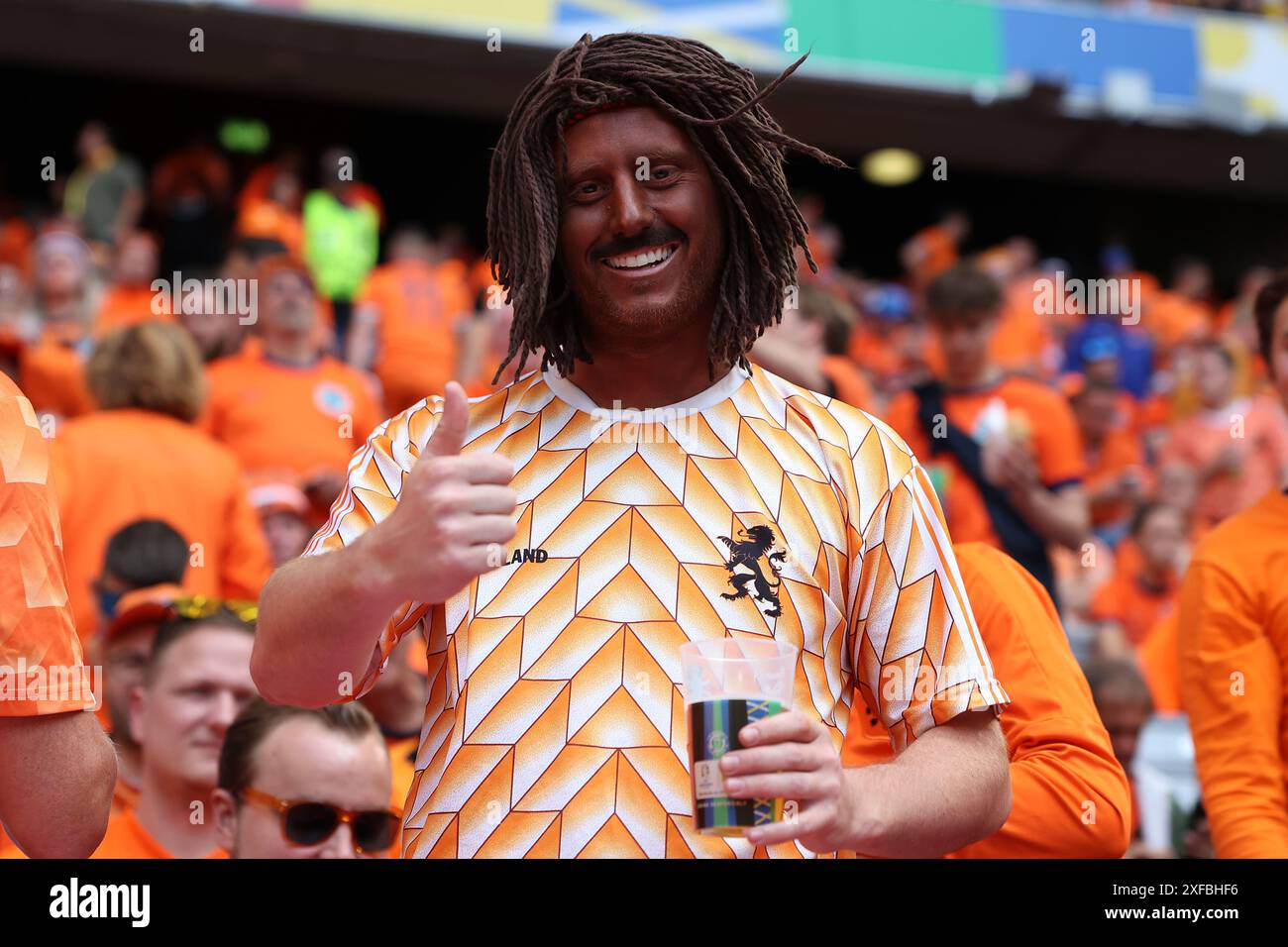 Fussball UEFA EURO 2024 Achtelfinale Rumaenien - Niederlande AM 02.07.2024 in der Muenchen Fussball Arena a Muenchen Maennlicher fan zeigt Daumen hoch foto: Revierfoto crediti: ddp media GmbH/Alamy Live News Foto Stock