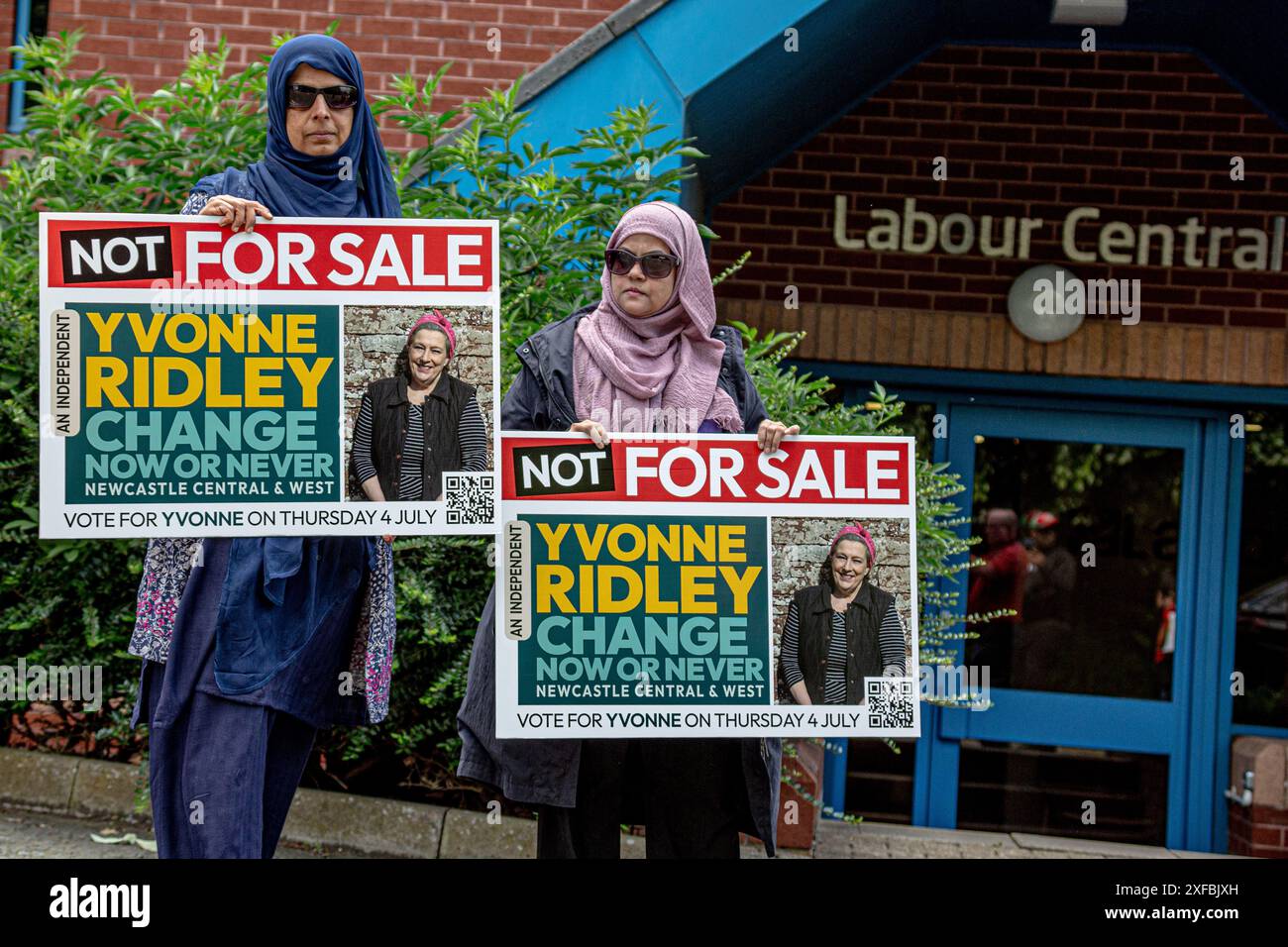 In seguito alla citazione di Keir Starmer sul Bangladesh riguardo alla politica di immigrazione del Partito Laburista, i Bengoli britannici reagiscono sconvolti e organizzano proteste improvvise al di fuori dell'Ufficio centrale Nord Laburista. Per solidarietà, anche persone provenienti da altri paesi a maggioranza mondiale si sono presentate e hanno parlato. Newcastle, Inghilterra. Foto Stock