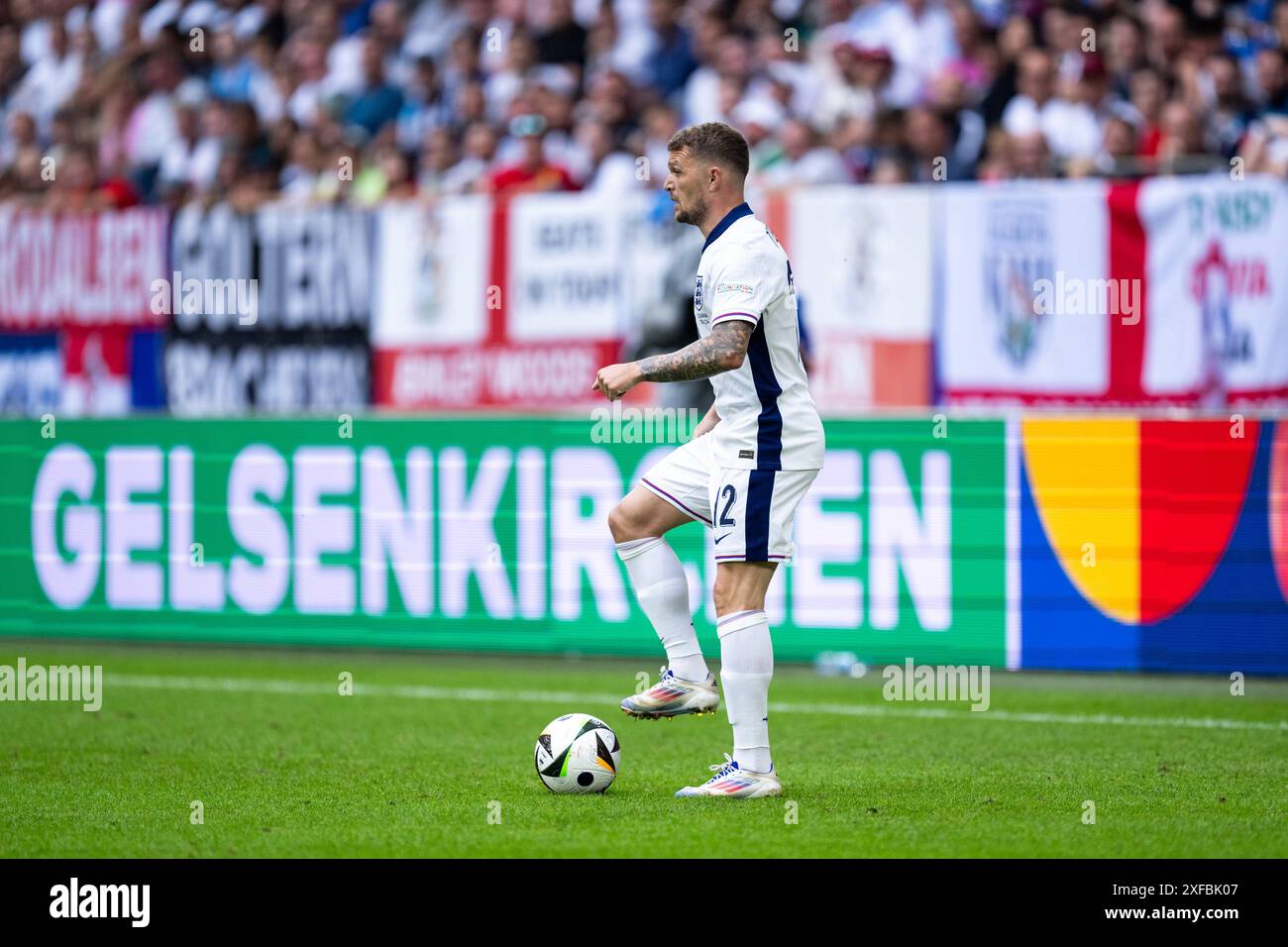 Kieran Trippier (Inghilterra, #12) AM Ball, dahinter Gelsenkirchen Branding, GER, Inghilterra (ENG) vs Slovacchia (SVN), Fussball Europameisterschaft, UEFA EURO 2024, Round of 16, 30.06.2024 foto: Eibner-Pressefoto/Michael Memmler Foto Stock