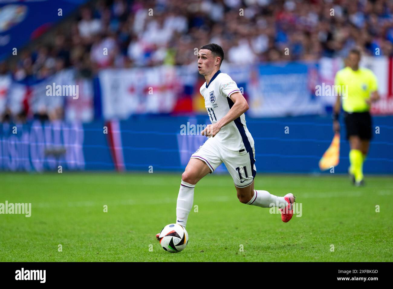 Philip Foden (Inghilterra, n. 11) AM Ball, GER, Inghilterra (ENG) vs Slovacchia (SVN), Fussball Europameisterschaft, UEFA EURO 2024, turno di 16, 30.06.2024 foto: Eibner-Pressefoto/Michael Memmler Foto Stock