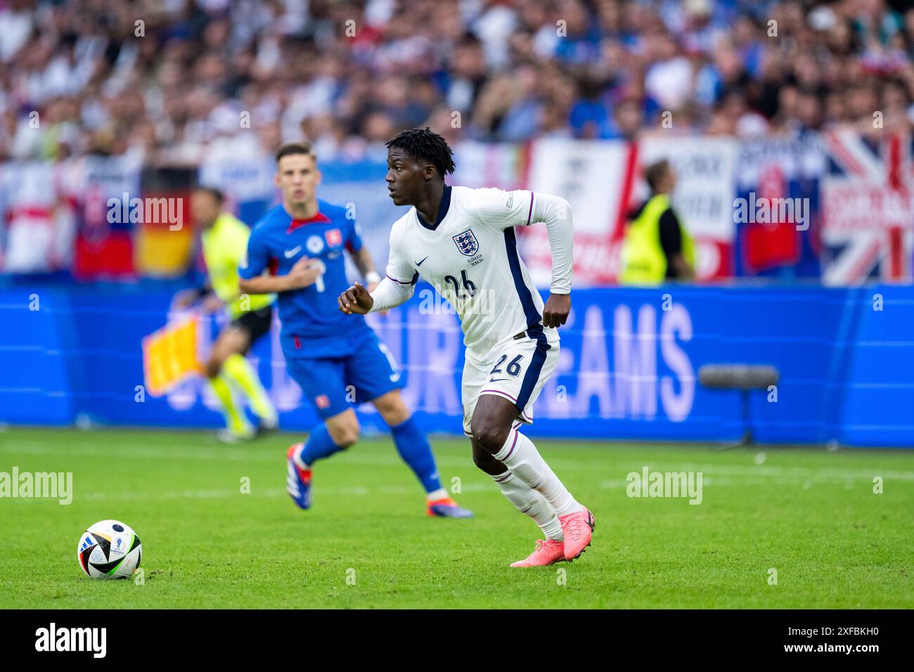 Kobbie Mainoo (Inghilterra, #26) AM Ball, GER, Inghilterra (ENG) vs Slovacchia (SVN), Fussball Europameisterschaft, UEFA EURO 2024, 16° turno, 30.06.2024 foto: Eibner-Pressefoto/Michael Memmler Foto Stock